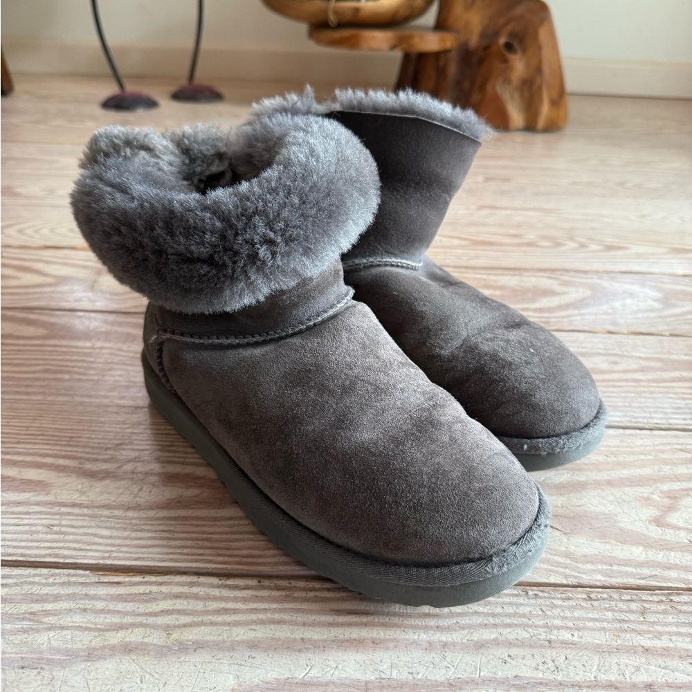 UGG Women's Gray Bailey bow mini size 8